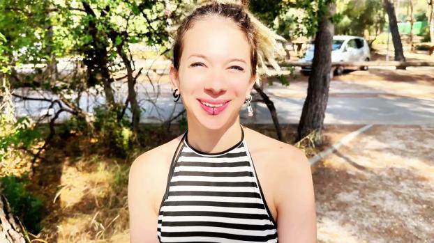 jacquieetmicheltv – Eva – 30 years old, waitress!