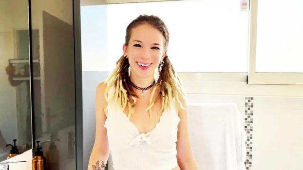 jacquieetmicheltv – Eva, 30, likes to be the center of attention of these gentlemen…