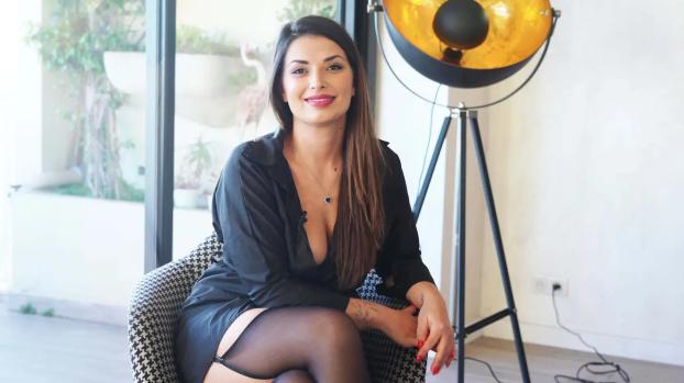 jacquieetmicheltv – Angelika – 32 years old, medical secretary!