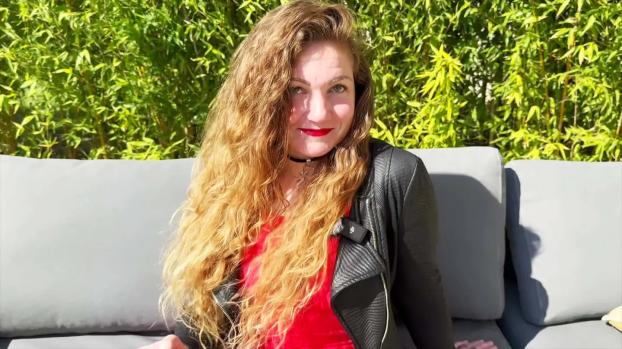 jacquieetmicheltv – Anastasia prefers to be with others…