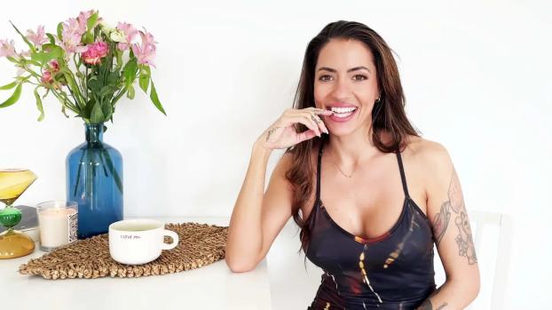 jacquieetmicheltv – Coco Bae, the seductress’s smile…