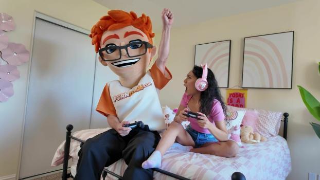 PornDudeCasting – Gamer Girl Sarah Lace Grinds with Porn Dude