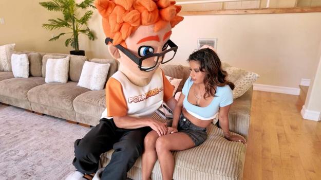 PornDudeCasting – Isabella Jules Gets Some Inspiration from Porn Dude