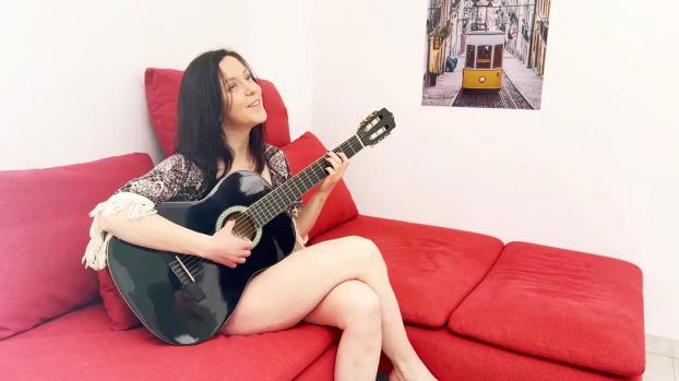 jacquieetmicheltv – Lily Rose leaves the guitar for another activity…
