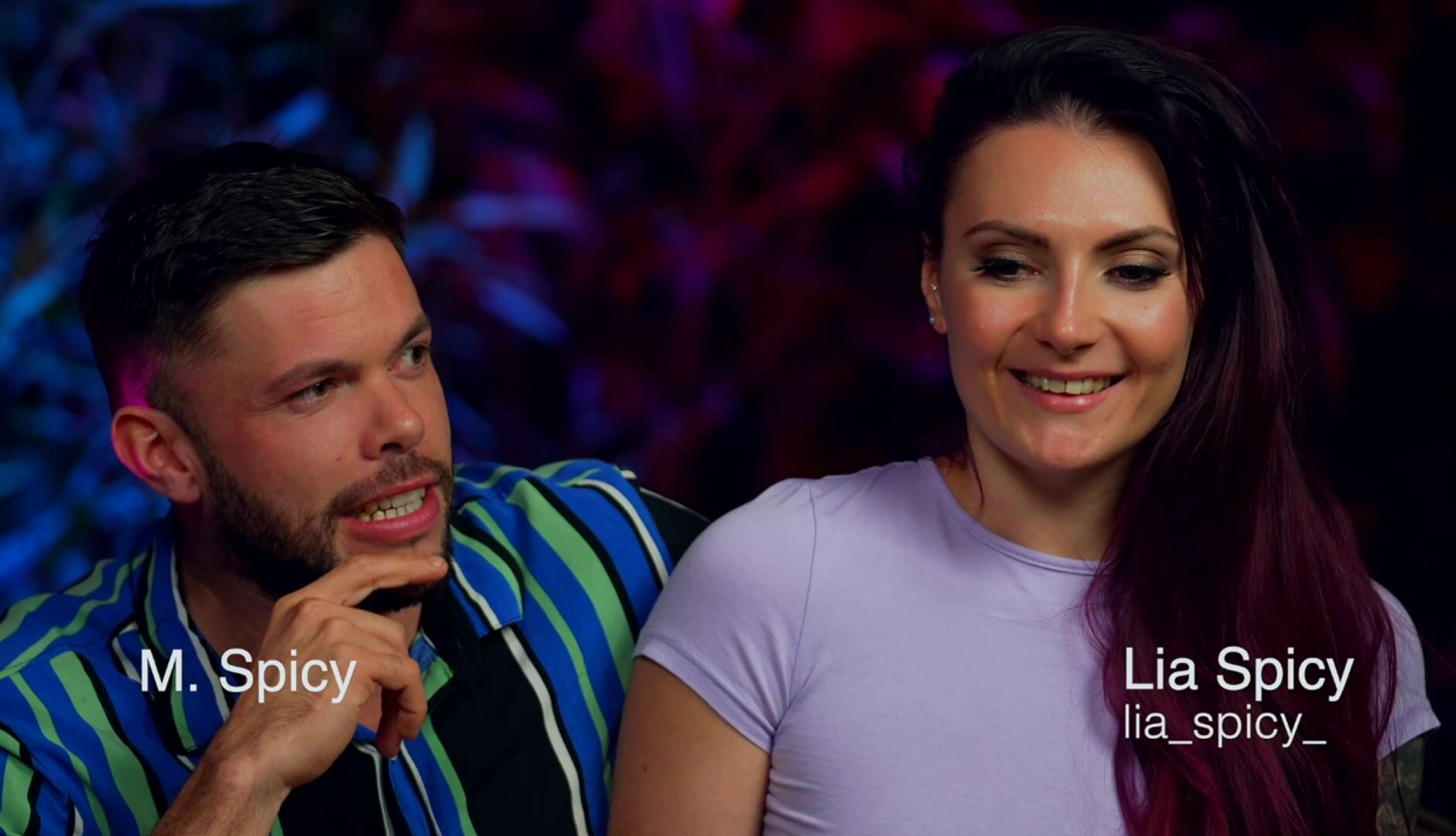 Lia Spicy – Swame Bus Episode 2 Baise Dans Le Campint Car Deux Queues Pour