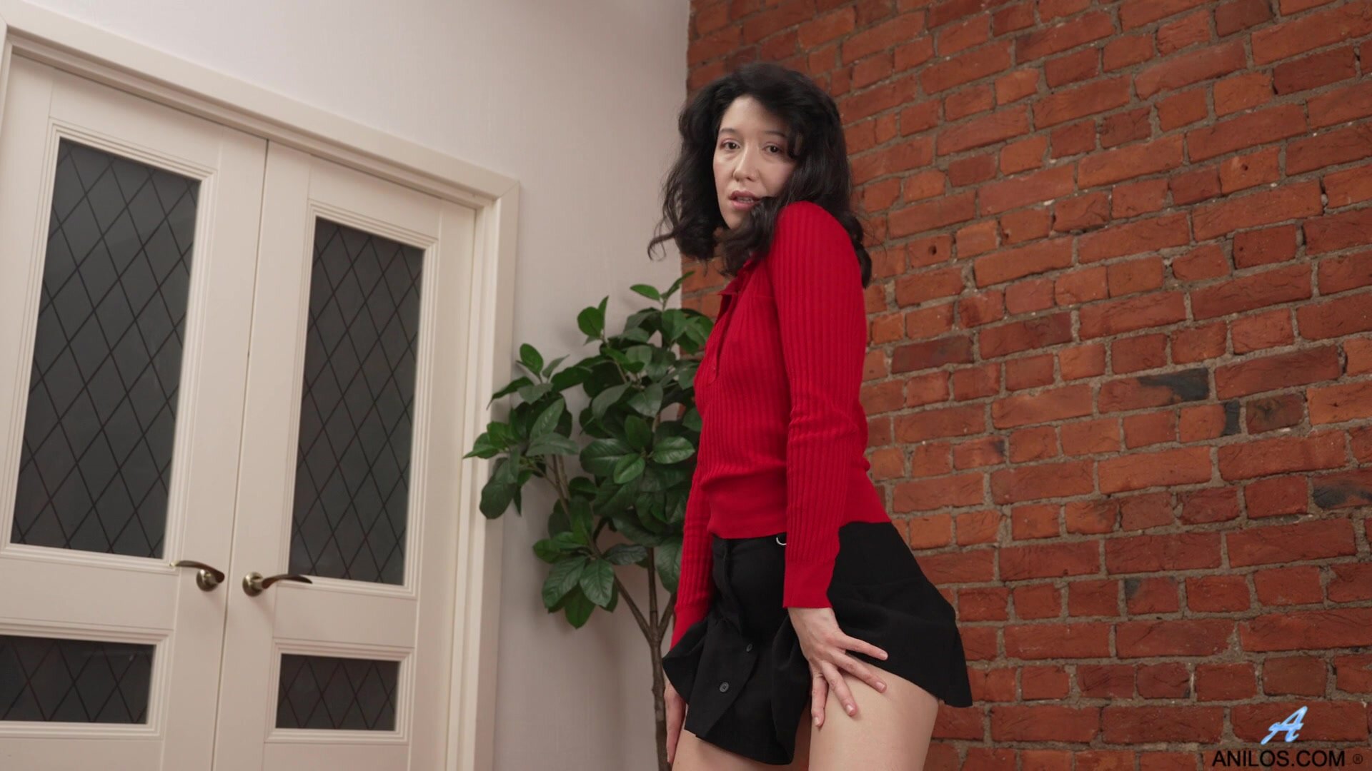 Anilos – Liana Gold Sultry Thoughtful