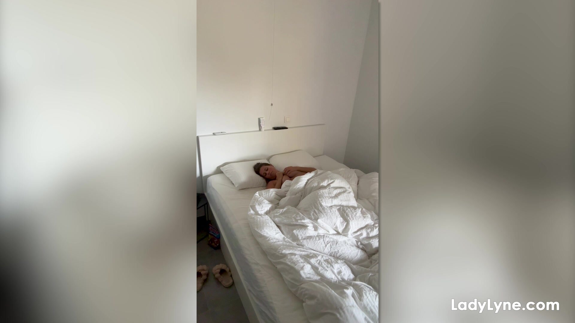 LadyLyne – Voyeur Pillow Riding