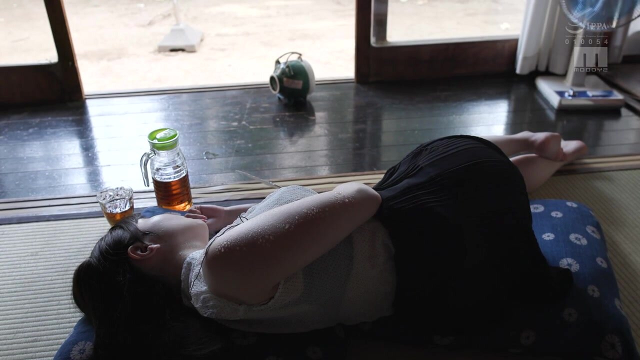 MIDA-523 “I’ll teach you how to kiss…” During a visit to the countryside of my hometown (Fukuoka), my best friend’s older sister treated me like a flowers, even though I couldn’t even kiss my girlfriend, and started French kissing me! She grinned as she