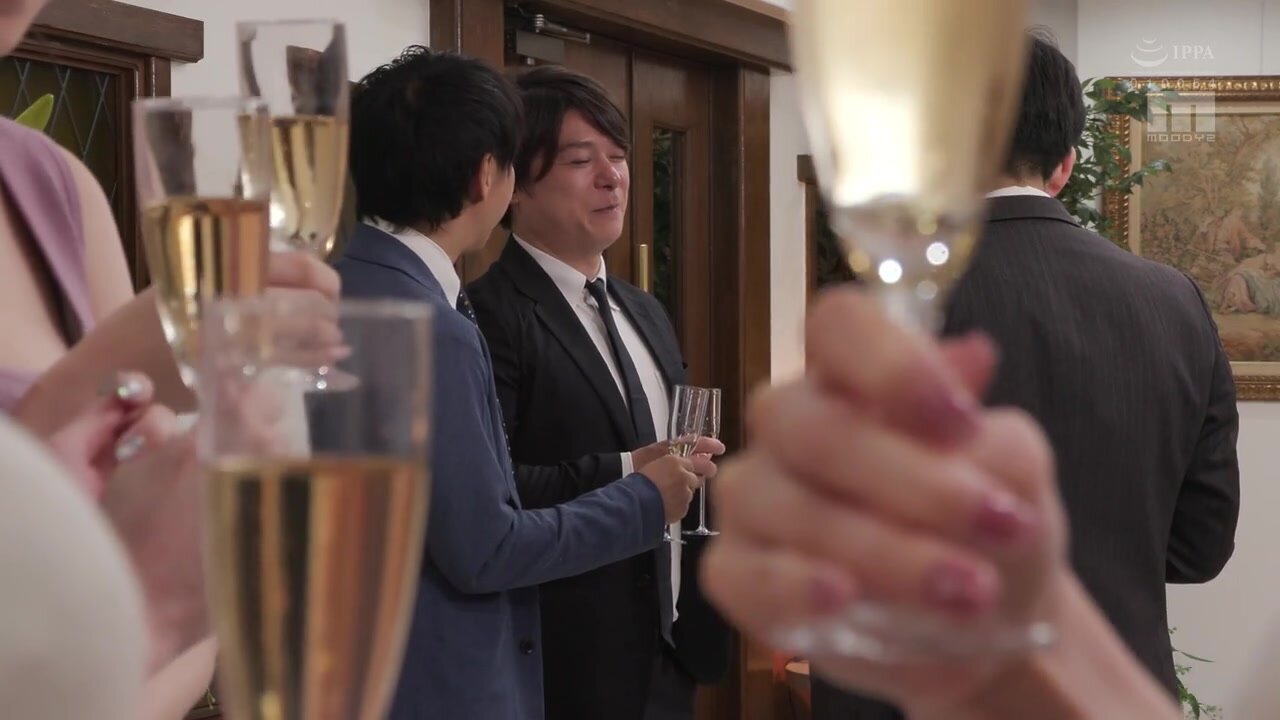 MIRD-271 I met my four busty students at a class reunion and they confessed their love to me at the same time. I got drunk and ended up in a hotel room surrounded by their divine breasts, fighting over them, and I ended up being a slut. MOODYZ 25th Annive