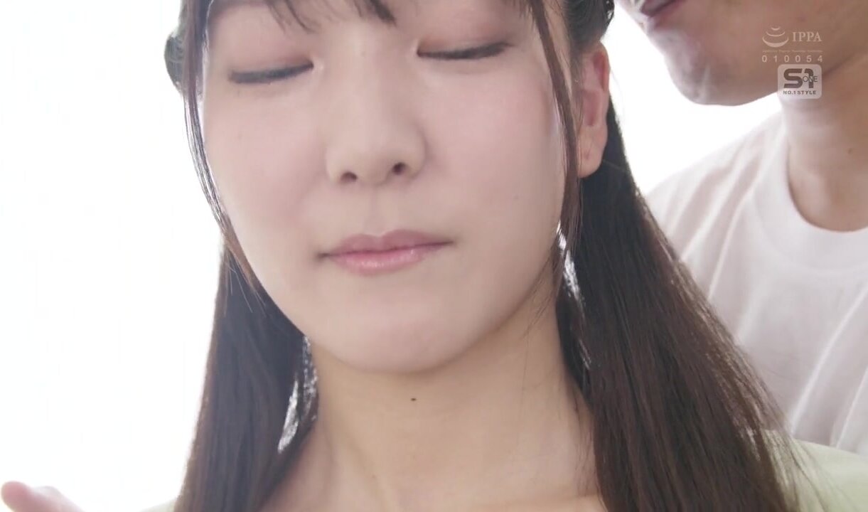 SNOS-121 A beautiful girl and a vulgar, meltingly thick tongue kiss – saliva sex Hatsumi