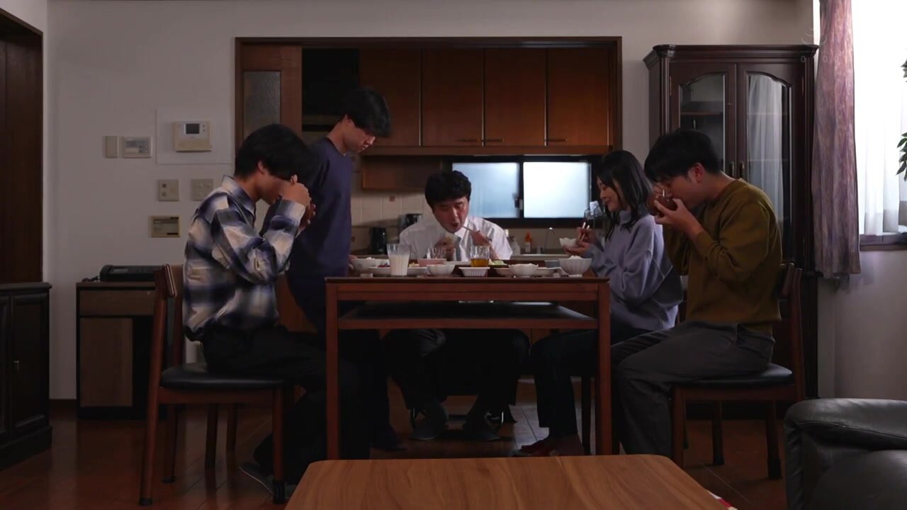 ROE-461 Now that everyone in the family has left, he spends his days incestuously with his mother.