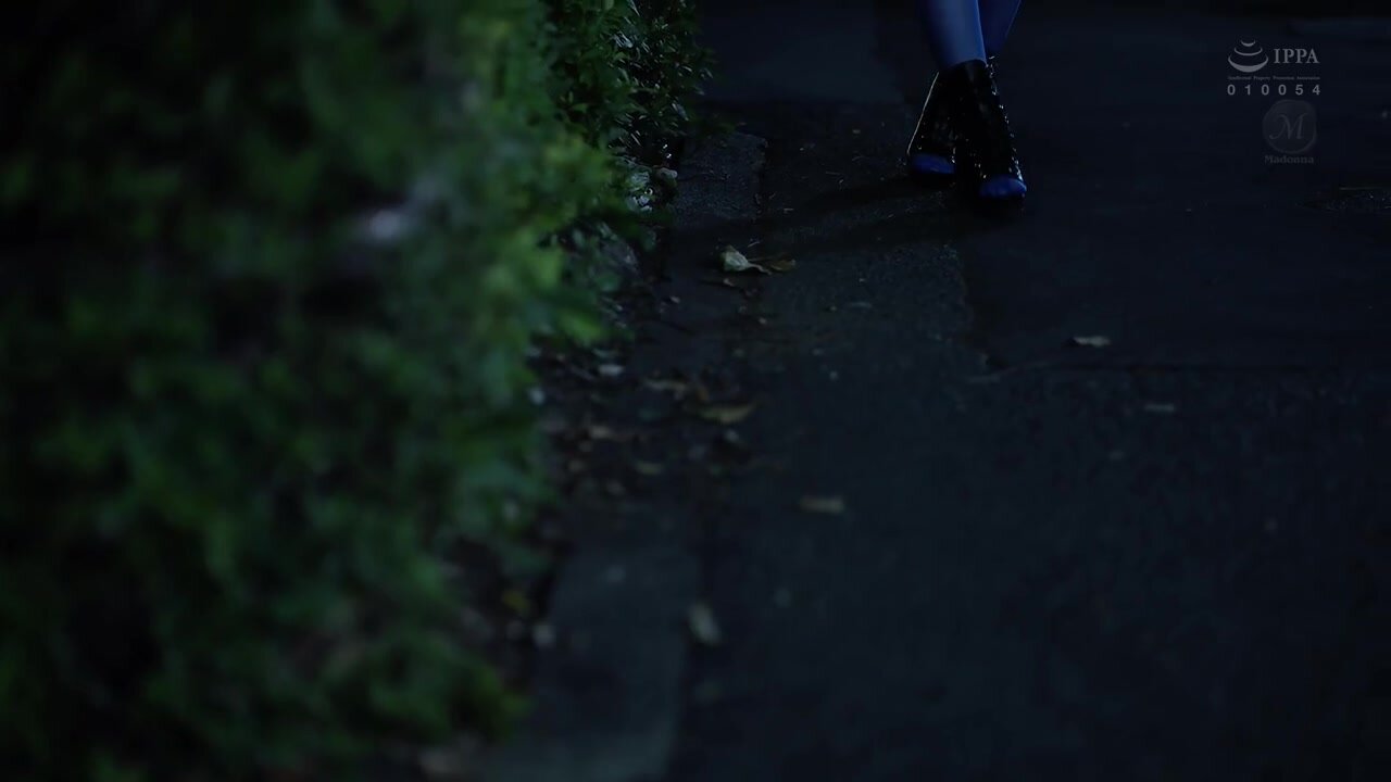 JUR-636 A defenseless, noise-canceling, big-breasted housewife. A stalker approaches her silently from 30cm behind. Reina Momozono