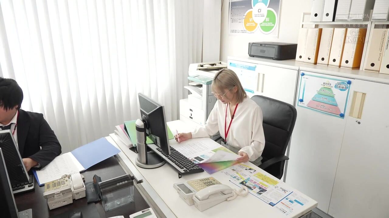 ROYD-295 One night I shared a room with my flawless career-oriented female boss. I was captivated by her perverted side that awakened when she got drunk and her lingering tongue skills. Sarina Momonaga