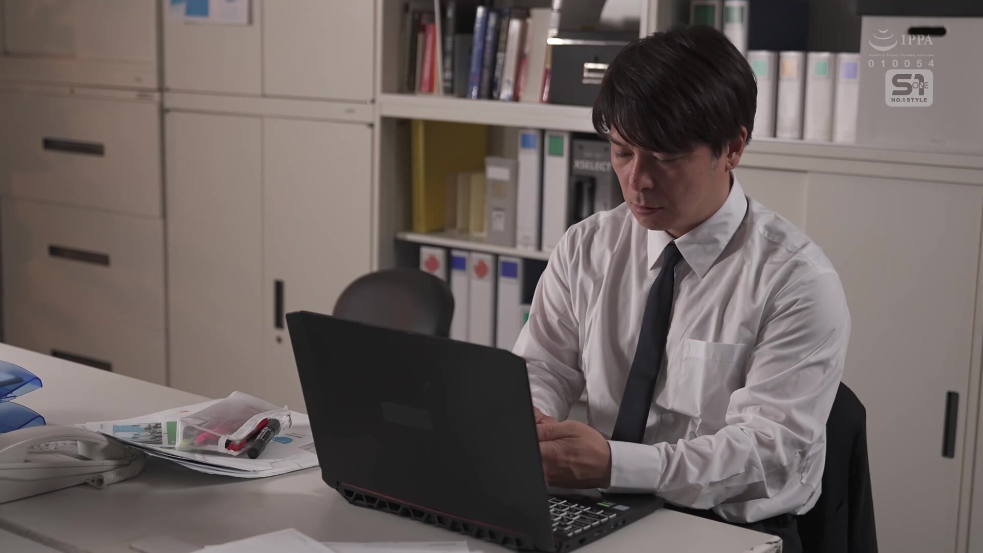 SONE-529 “Senior, let’s miss the last train together and stay the night at my place?” When I accepted the invitation of my busty junior at work, I lost my mind at her cute, no-makeup look and her soft, unprotected breasts… Yuuka Murakami