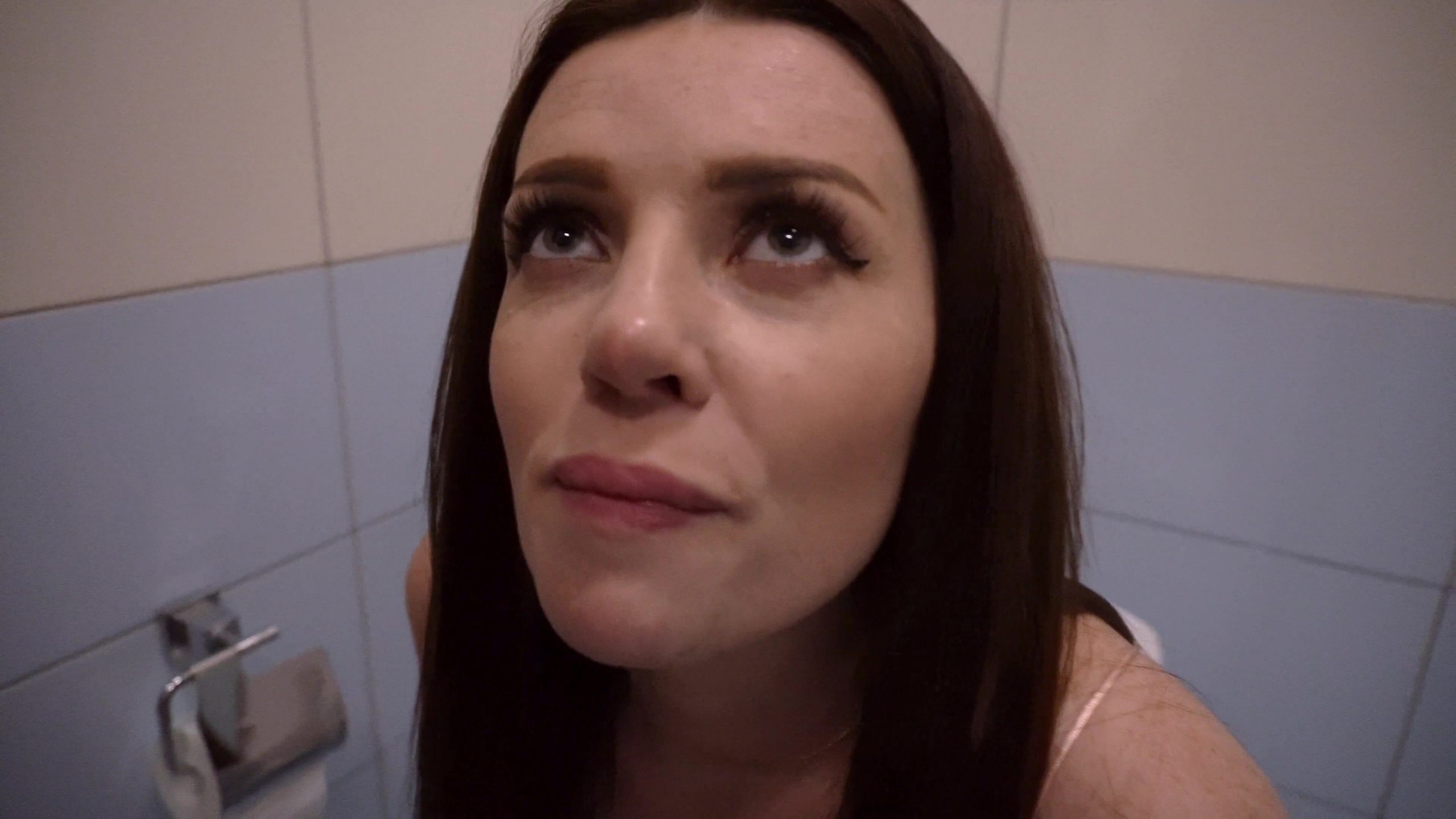 Luna Roulette – Girlfriend Did Blowjob While Sitting On The Toilet