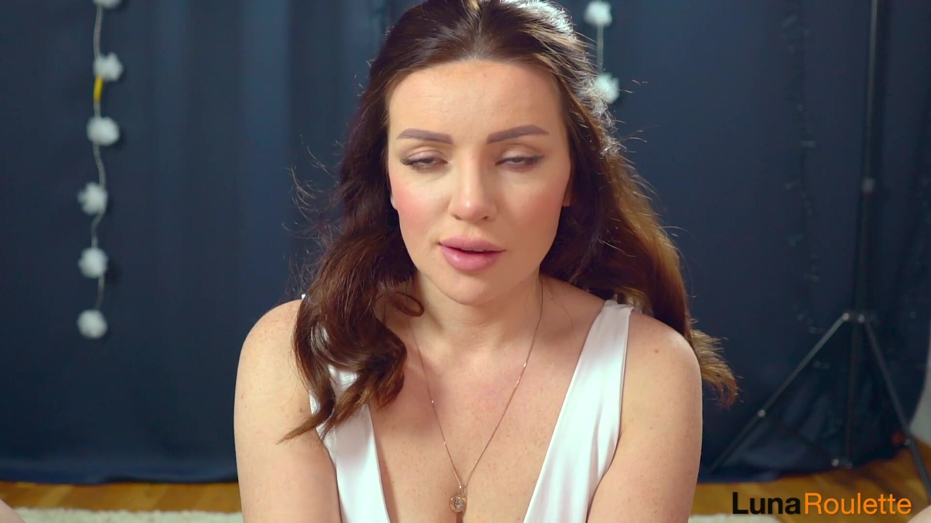 Luna Roulette – Girlfriend In Gloves Makes A Dirty Slobbery Blowjob And Swallows Cum