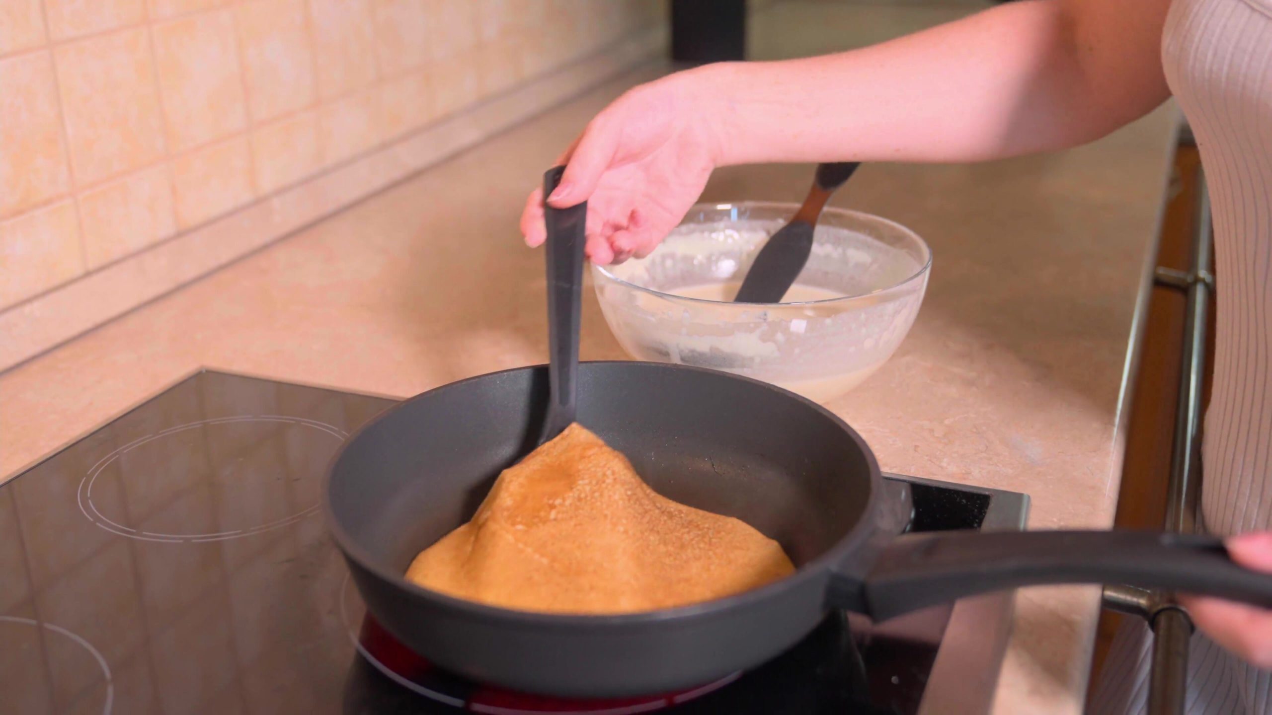 Luna Roulette – Submissive Housewife And Powerful Cumshot