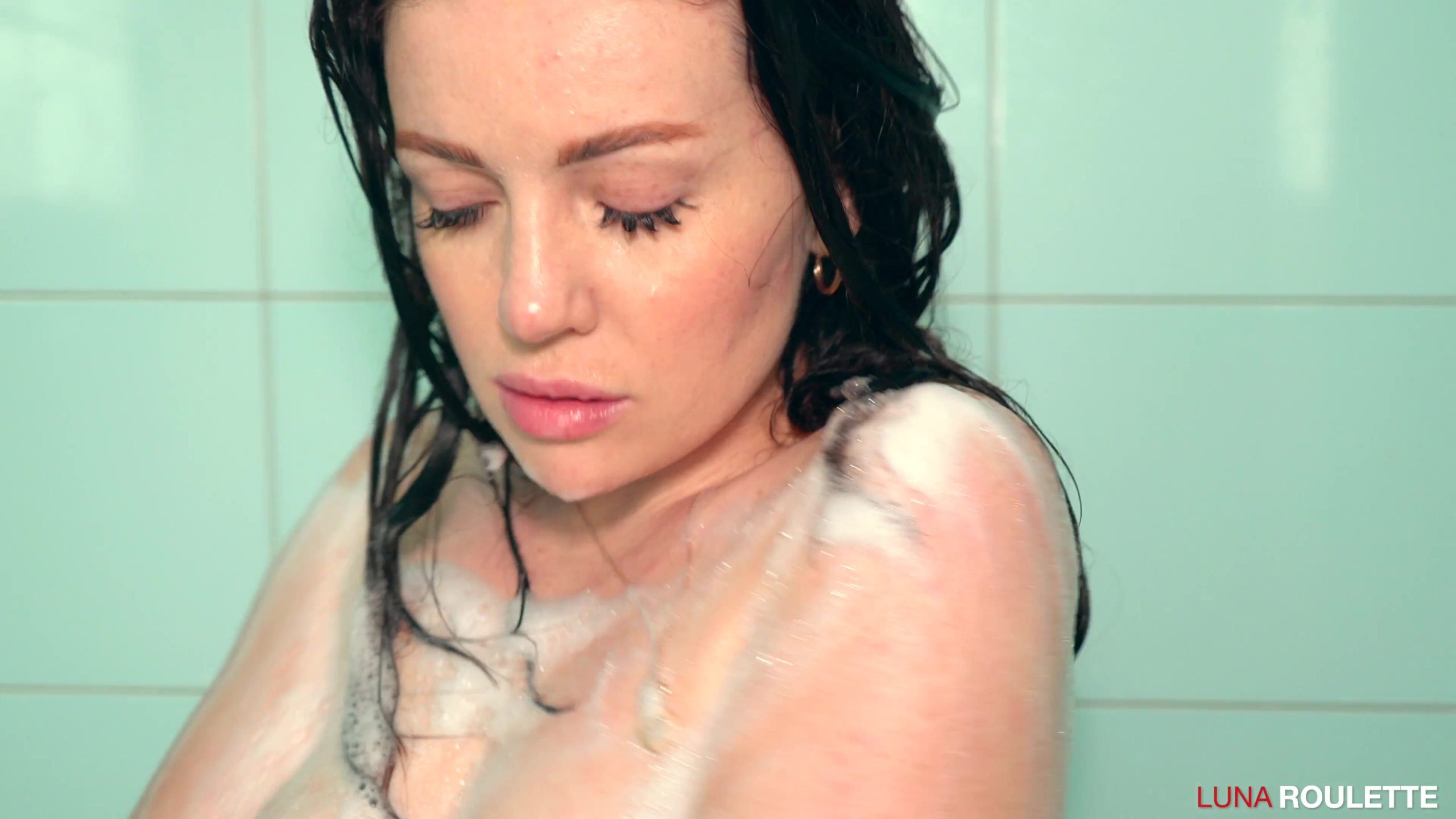 Luna Roulette – Sexy Girl In The Shower Gave A Hot Blowjob To A Friend ⁄ Luna Roulette