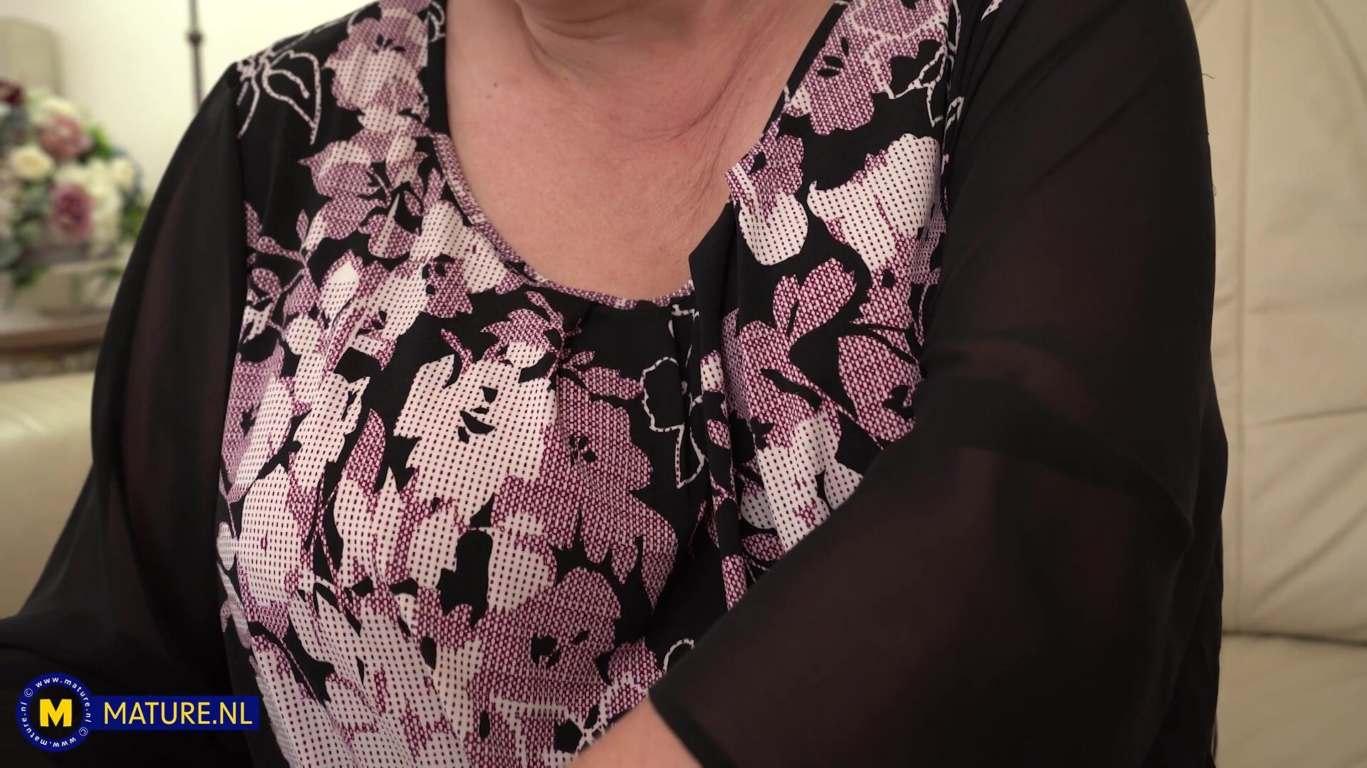 Curvy big breasted big but stepmom Ivana loves to munch on her stepsons gflowers and his hard cock