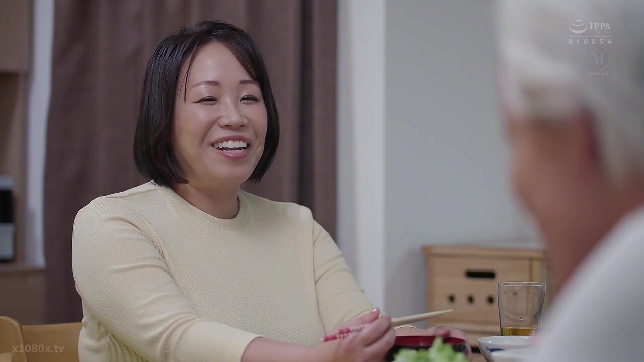 ROE-463 “S…just stop there.” I found my stepmother’s arousal switch, and right next to my father, I played with her perky areola until she climaxed like crazy… Reika Toyoda