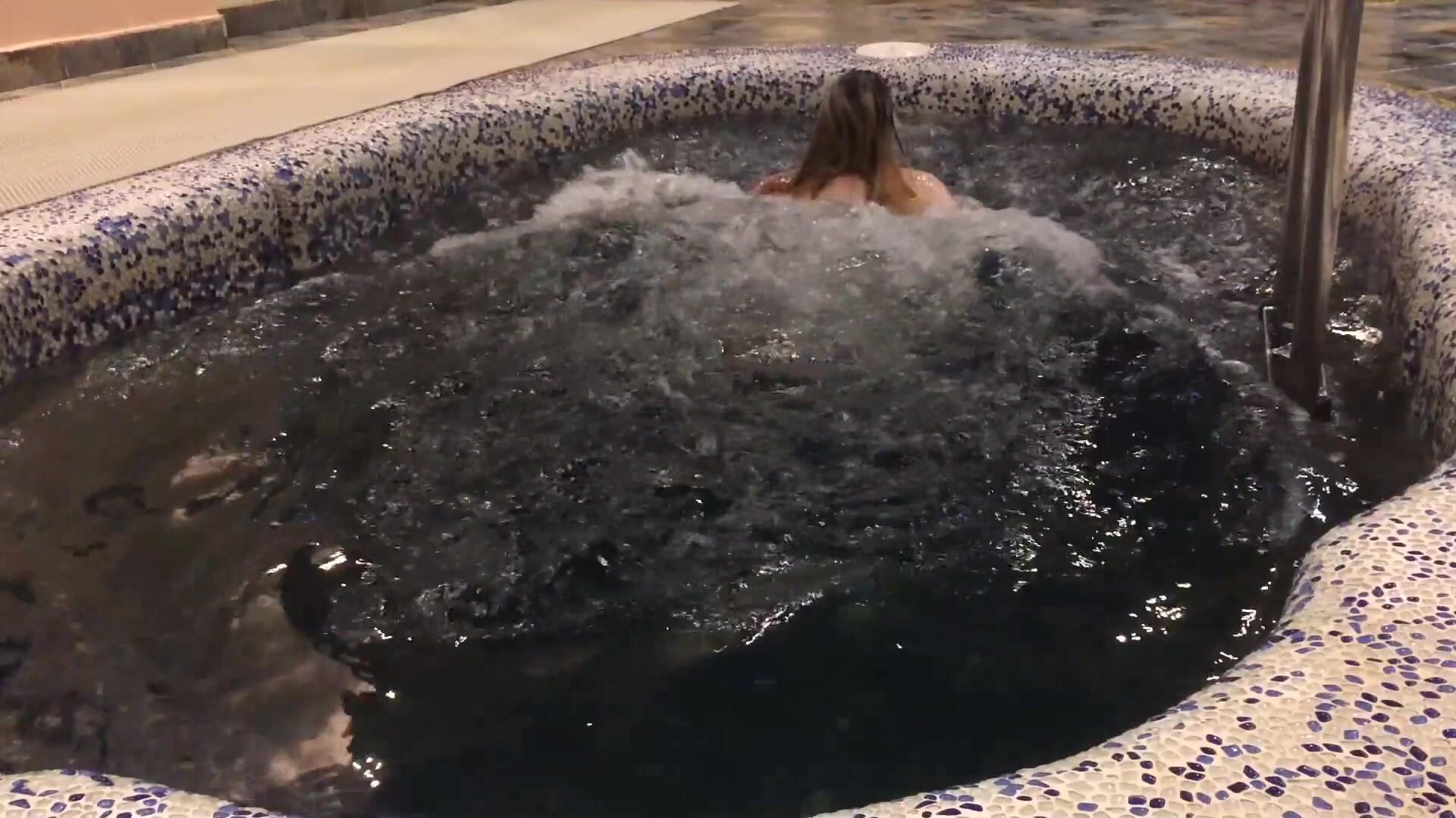 Waifu For You – Caught a Beauty in the Pool and Gave Her in Her Mouth