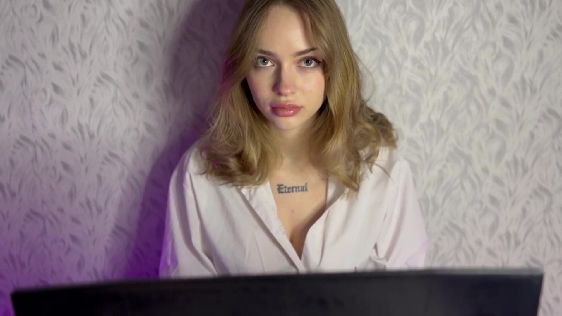 Whyhucci – An Accountant Got Herself to Be Fucked so as Not to Lose His Job