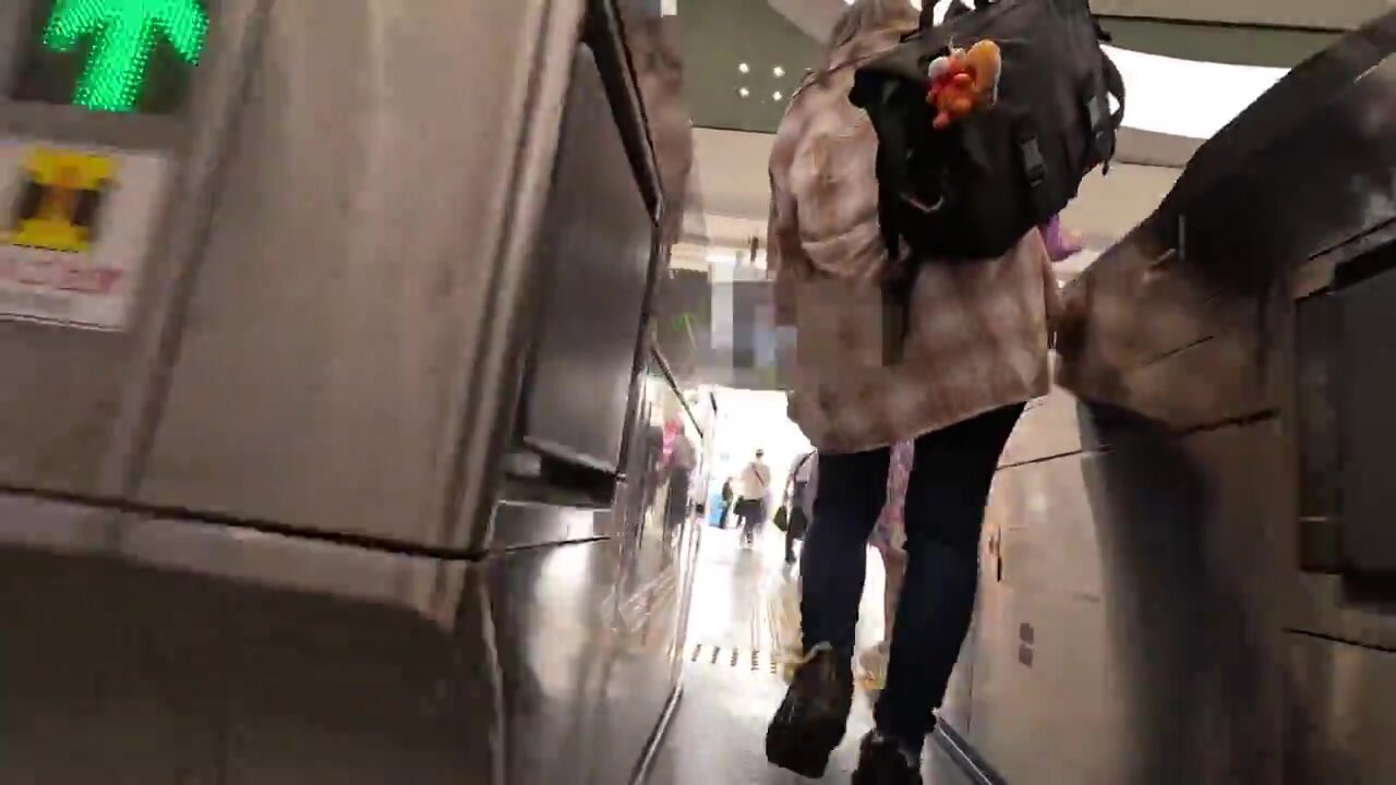 NEOS-017 Stalking A girl who plays around lively and energetically, exuding the scent of the tropics, moving her little limbs energetically and not caring about her panties. Even though she’s still young, she’s learned to put on makeup, her skirt is short