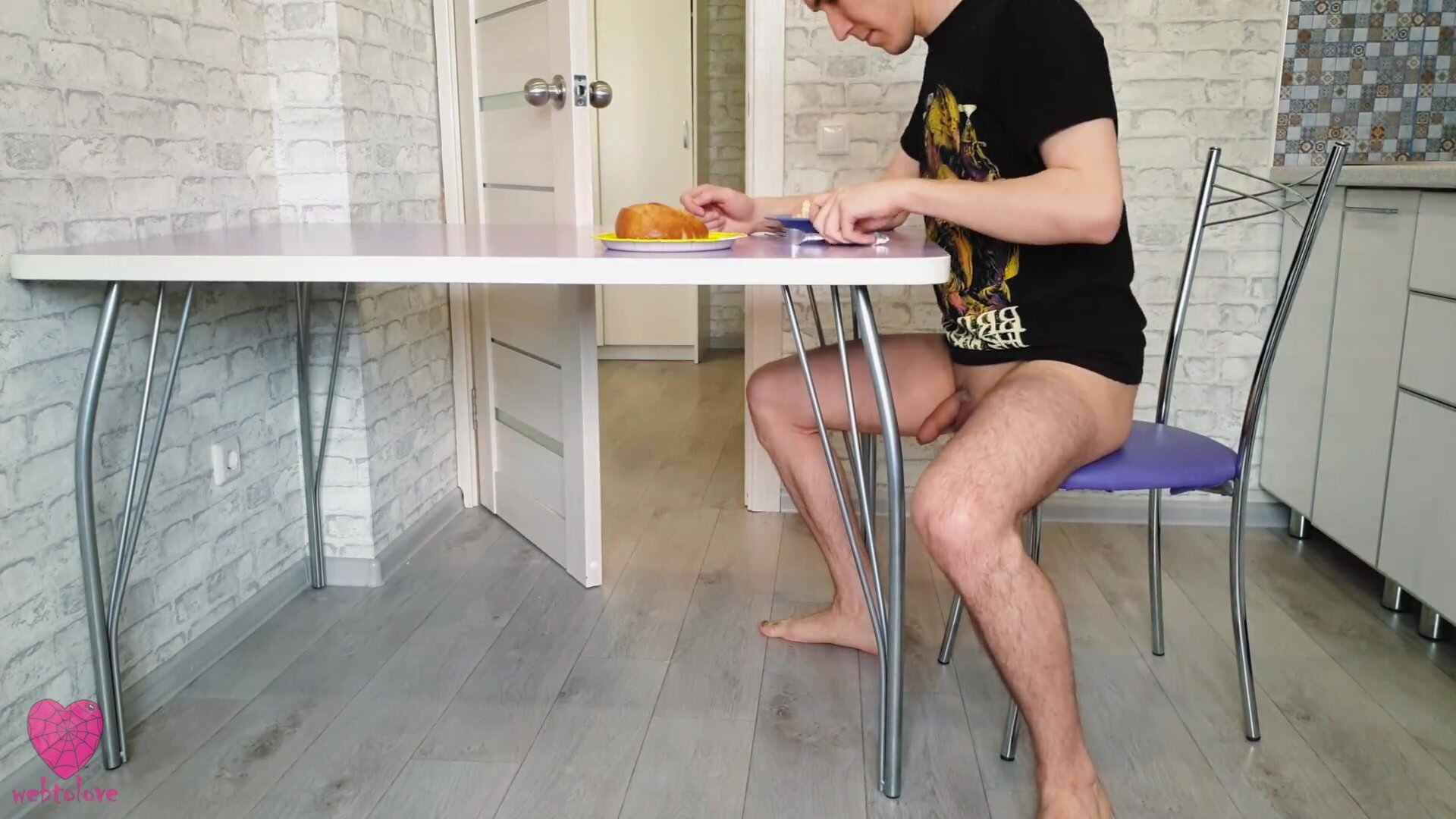 WebTolLve – Pigen kravlede ubemærket under bordet og sugede sin pik, mens han spiste 4K