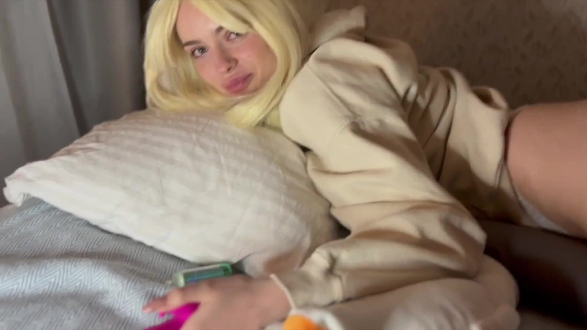 Whyhucci – Jerking My Stepsister With a Vibrator