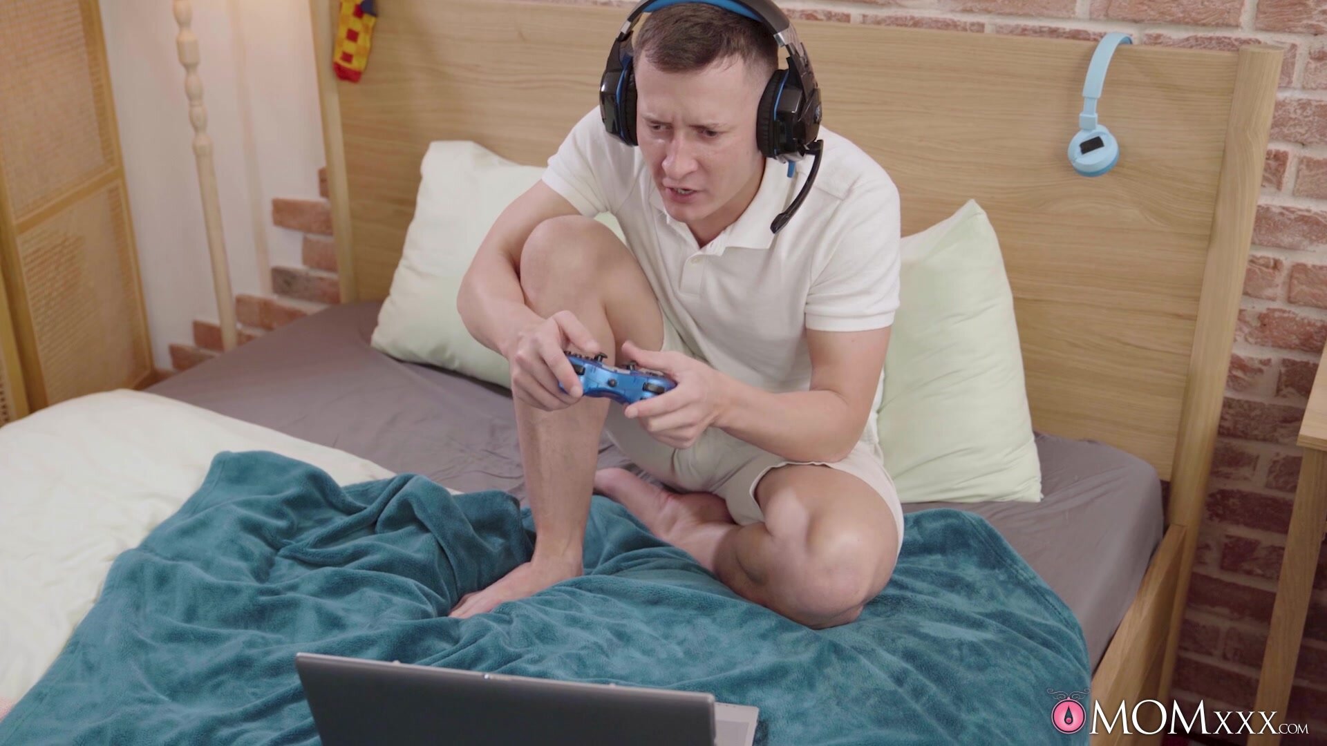 MomXXX – Mari Moon