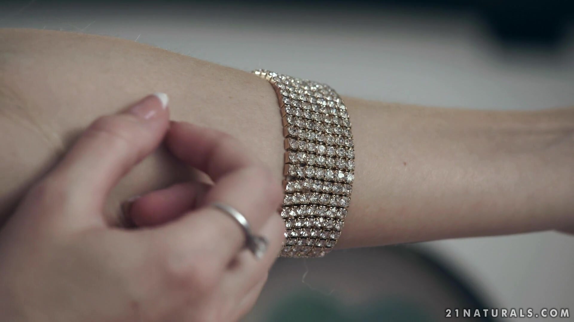 21sextury – Seduce Me – Kira Parvati