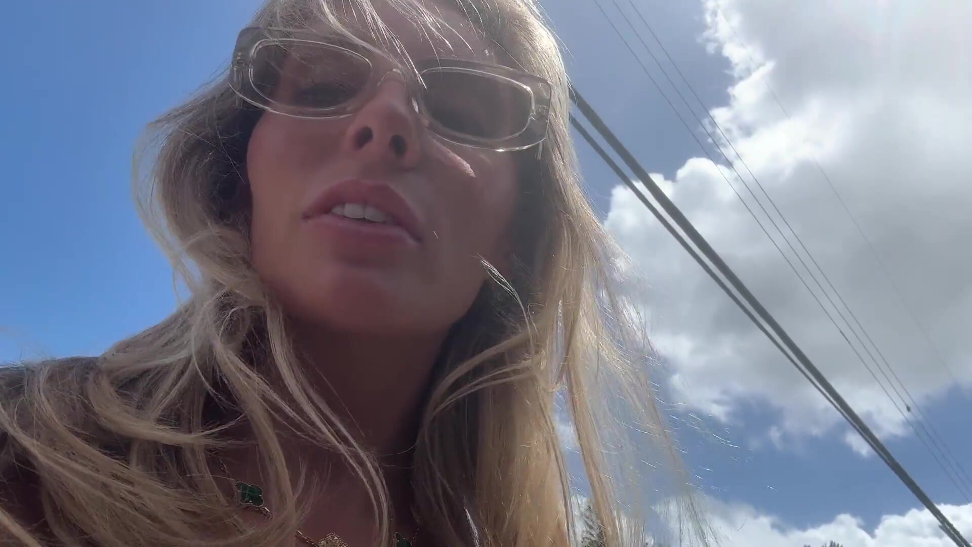 Bonnie Blue – Bonnie Gets Caught Cumming In Public Car Sex