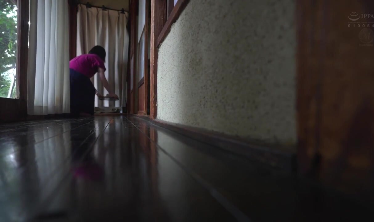 ROE-447 Reunited with my aunt Reiko who came home for the holidays. As erotic and beautiful as ever, I spent a summer with her, living a life of creampie sex. Reiko Seo