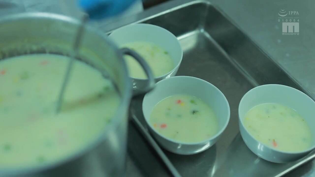 MIFD-711 A modest school lunch chef who supports the health of flowers every day from Monday to Friday gets fucked hard and cums instantly!! She pees herself in ecstasy!! When she takes off her clothes, she reveals a beautiful, sexy body with hidden big b