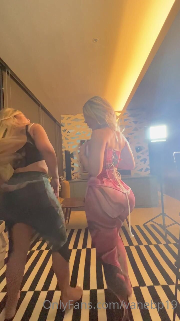 Dezii González & Vanessa Bohorquez – 2 horny Blonde Latina Bigass