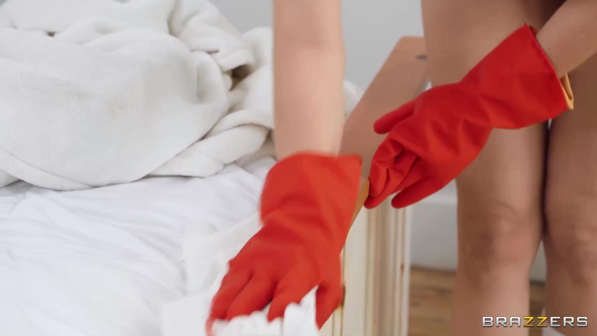 Lpxi Lunq Busty Brunette MILF In A Red Latex Suit Eager For Morning Sex