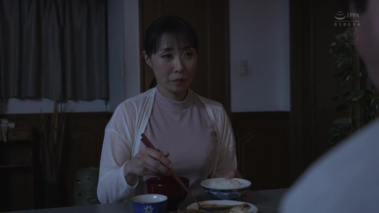 ROE-451 A married woman is left in a restraint chair for two hours… The story of how she grew into a perverted woman who drools and cums. Saki Aikawa