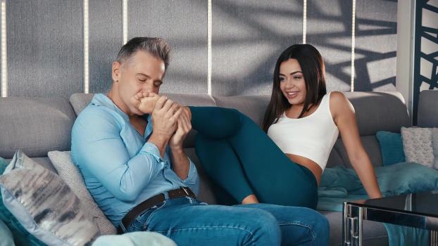 BzzsExxtra – Martina Smeraldi – A Good Day’s Work
