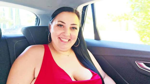 jacquieetmicheltv – Julia, 31, is the center of attention for two guys!